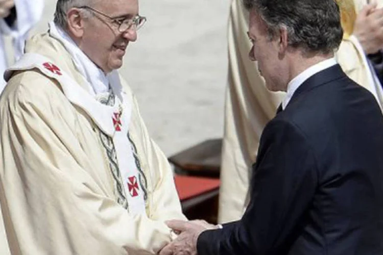 
	Papa Francisco e presidente Juan Santos se encontram no Vaticano: ele visitou o Vaticano para a canoniza&ccedil;&atilde;o da religioso Laura Montoya e Upegui, a primeira santa da Col&ocirc;mbia
 (Filippo Monteforte/AFP)