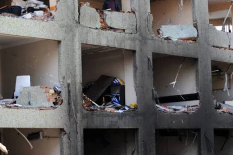 
	Imagem de destrui&ccedil;&atilde;o provocada por atentado na Turquia: as explos&otilde;es na cidade de fronteira de Reyhanli deixaram 48 mortos e mais de 100 feridos
 (Bulent Kilic/AFP)