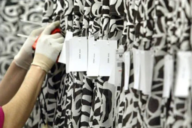 Funcionária coloca preço em roupas em fábrica da Zara em Arteixo, em 14 de março de 2006
 (Miguel Riopa/AFP)