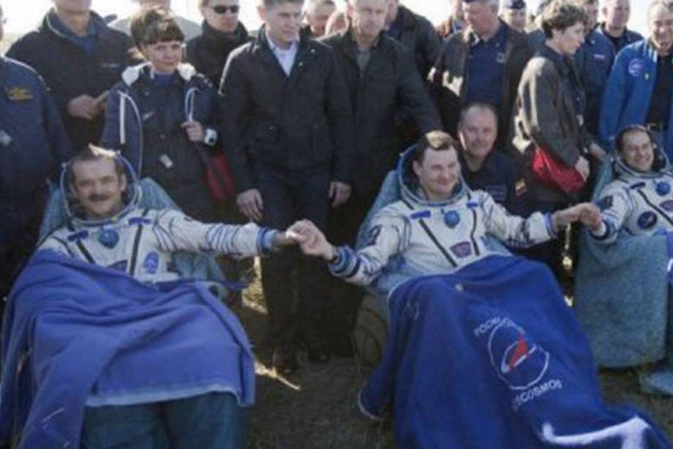 Três astronautas da ISS voltam à Terra