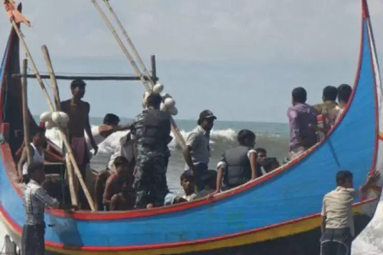 
	Mu&ccedil;ulmanos da etnia rohingya em uma embarca&ccedil;&atilde;o no dia 7 de novembro de 2012: o n&uacute;mero exato de desaparecidos &eacute; desconhecido
 (AFP)