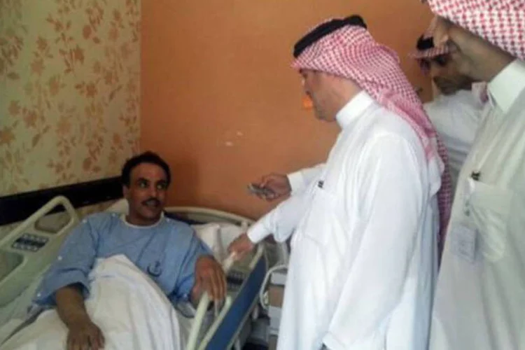 
	Oficiais da &aacute;rea de sa&uacute;de visitam pacientes infectados com o v&iacute;rus:&nbsp;No domingo passado, o minist&eacute;rio da Sa&uacute;de anunciou que uma mulher de 80 anos infectada pelo novo coronav&iacute;rus morreu na Ar&aacute;bia Saudita.
 (AFP)
