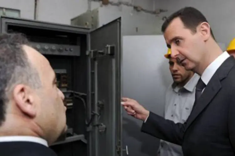 
	Assad visita uma usina el&eacute;trica: a comunidade internacional estuda uma transi&ccedil;&atilde;o de poder na S&iacute;ria como forma de deter a viol&ecirc;ncia que j&aacute; causou 80 mil mortes no pa&iacute;s
 (AFP)