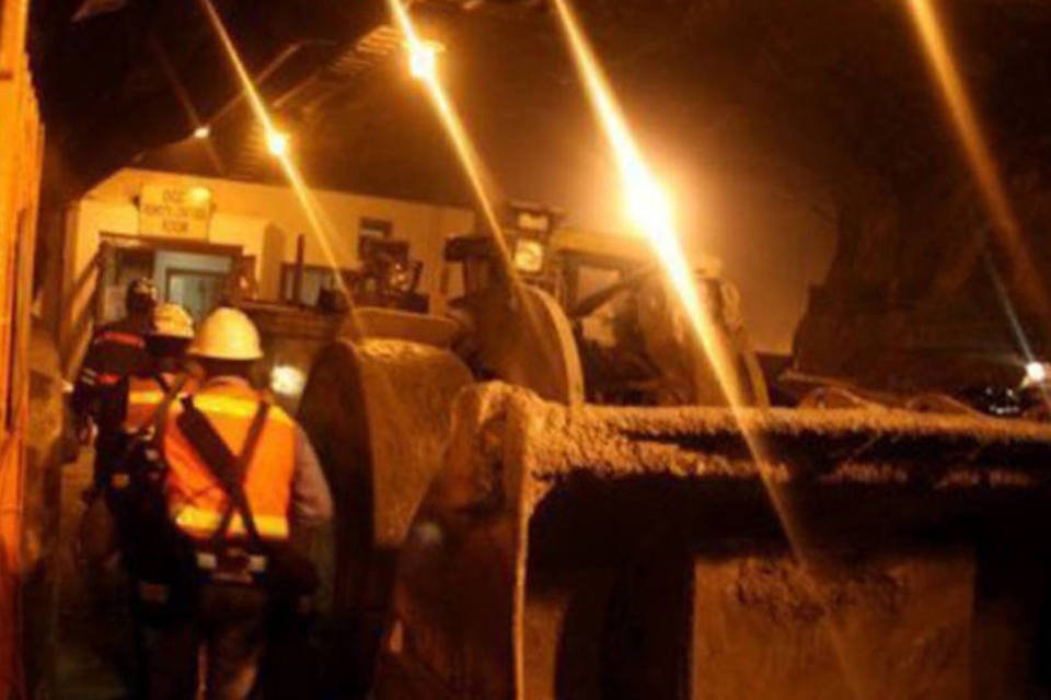Desabamento em mina indonésia deixa 30 funcionários presos