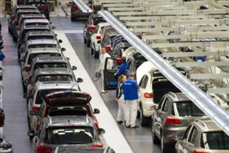 
	Linha de produ&ccedil;&atilde;o de uma montadora em Wolfsburg, Alemanha: apenas a Alemanha permanece acima dos 50%, apesar de um retrocesso de cinco pontos
 (Odd Andersen/AFP)