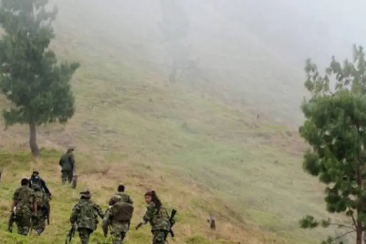 
	Grupo de guerrilheiros das Farc nas montanhas de Jambalo, departamento de Cauca: as Farc &eacute; a principal guerrilha da Col&ocirc;mbia, com cerca de 8 mil combatentes no momento
 (Luis Robayo/AFP)