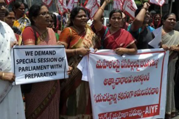 
	Membros de organiza&ccedil;&atilde;o de mulheres indianas protestam contra viol&ecirc;ncia em Hyderabad: o caso do estupro coletvo, que est&aacute; sendo julgado, provocou uma profunda como&ccedil;&atilde;o na &Iacute;ndia
 (Noah Seelam/AFP)