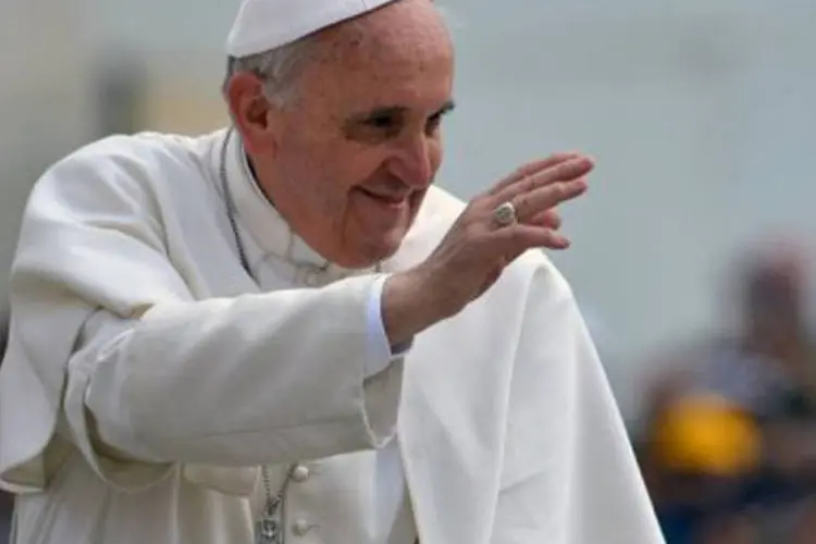 Papa Francisco cumprimenta os fieis: mais de 70.000 pessoas se reuniram nesta quarta-feira na Praça de São Pedro
 (Vincenzo Pinto/AFP)