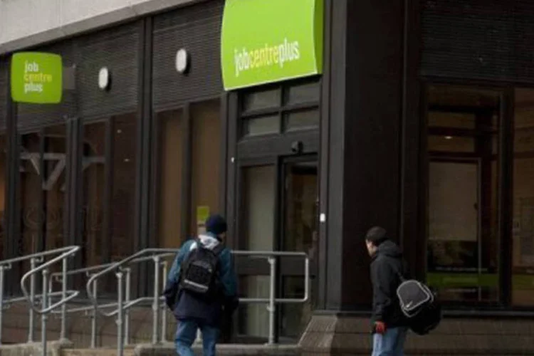 
	Centro de emprego em Bromley, no sudeste de Londres: no entanto, houve muita cautela no documento em assumir que a taxa de juros n&atilde;o aumentar&aacute; quando o limite for superado
 (Ben Stansall/AFP)