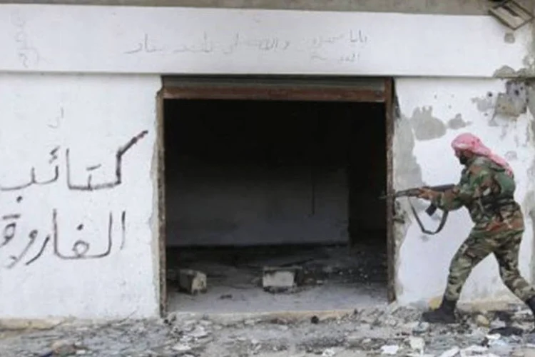 
	Tropas s&iacute;rias patrulham cidade de Haydariyah: o ex&eacute;rcito tentar&aacute; determinar se o rebelde que aparece no v&iacute;deo &eacute; membro do Ex&eacute;rcito S&iacute;rio Livre
 (Joseph Eid/AFP)