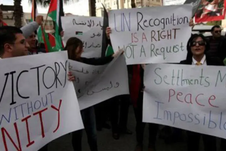 Palestinos pedem paz e união entre o Hamas e Fatah, em Ramallah
 (Abbas Momani/AFP)