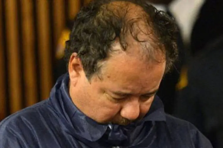 
	Ariel Castro, na Corte Municipal de Cleveland:&nbsp;Castro, de 53 anos e origem porto-riquenha, recebeu uma condena&ccedil;&atilde;o de pris&atilde;o perp&eacute;tua sem direito de liberdade condicional em 1 de agosto pela acusa&ccedil;&atilde;o de homic&iacute;o agravado.
 (Emmanuel Dunand/AFP)