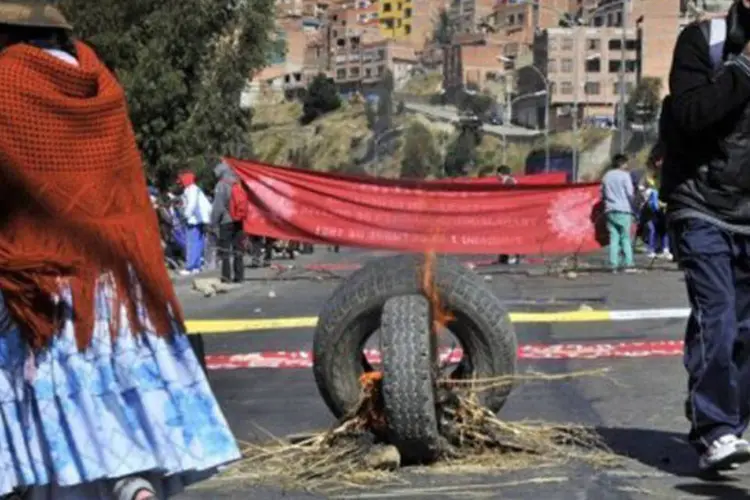 Trabalhadores bloqueiam rua em La Paz em 14 de maio
 (Aizar Raldes/AFP)