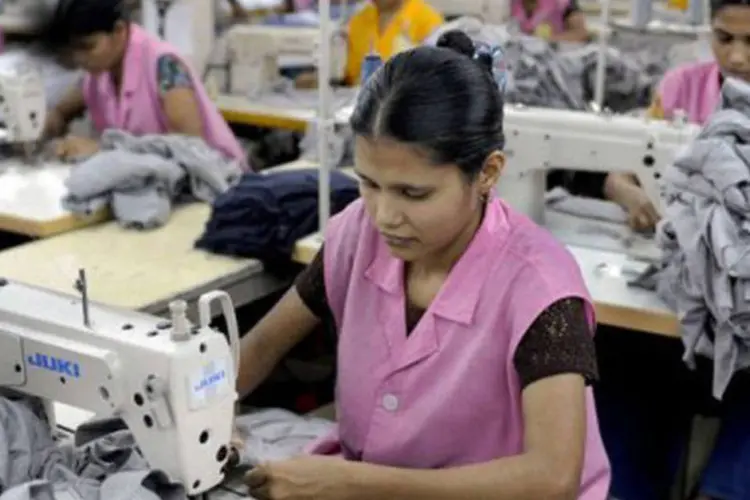 
	Mulheres trabalham em confec&ccedil;&atilde;o em Bangladesh: o pa&iacute;s &eacute; o segundo maior produtor de roupa do mundo, atr&aacute;s apenas da China
 (Munir Uz Zaman/AFP)