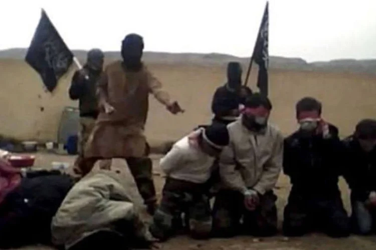 
	Imagem de v&iacute;deo postado no Youtube de execu&ccedil;&otilde;es: v&aacute;rios sites jihadistas divulgaram o v&iacute;deo e afirmaram que foi gravado em 2012
 (AFP)