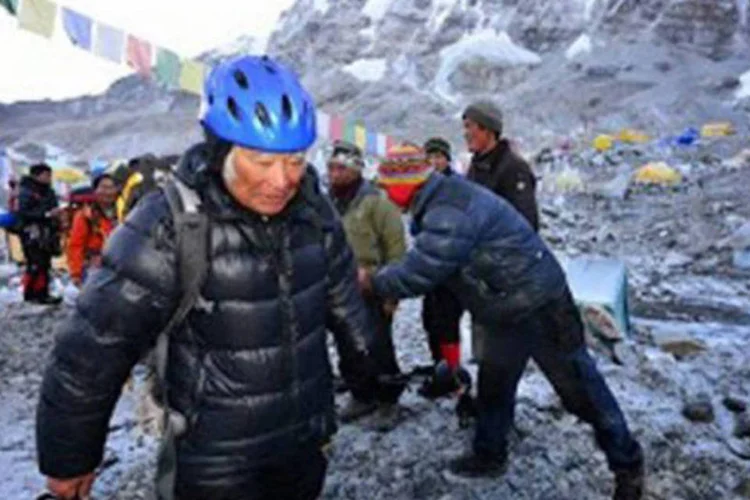 
	Miura se prepara para escalar o Everest: seu recorde, conquistado em 2003, foi superado por outro japon&ecirc;s quatro anos depois
 (Miura Dolphins/AFP)