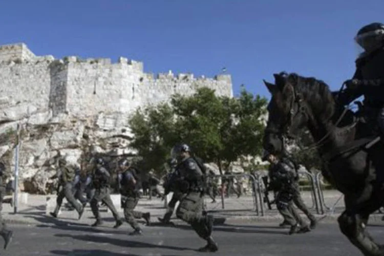 
	Policiais israelenses ocupam cidade velha: a esplanada fica em Jerusal&eacute;m Oriental, ocupada e anexada
 (Ahmad Gharabli/AFP)