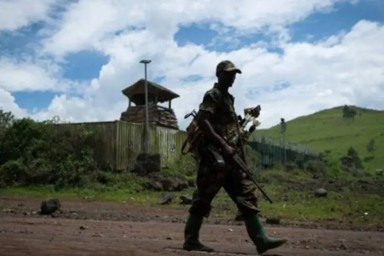 
	Membro do M23 patrulha Goma: os insurgentes atacaram a sede do Estado-Maior local para tentar libertar alguns miliciados detidos
 (Phil Moore/AFP)