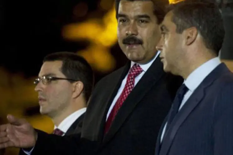 
	O presidente da Venezuela, Nicolas Maduro (C), conversa com o ministro do Interior Rodrigues Torres (D): &quot;temos de esperar e nos preparar&quot;, disse
 (Juan Barreto/AFP)