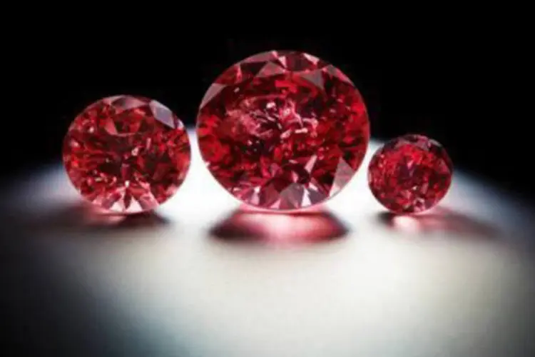 
	Tr&ecirc;s diamantes vermelhos produzidos pela Rio Tinto: as pedras custam entre um e dois milh&otilde;es de d&oacute;lares por quilate
 (AFP)