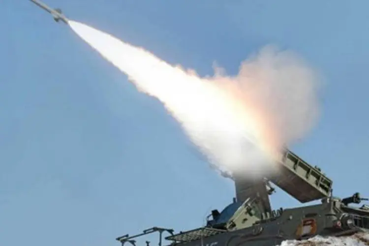Míssil terra-ar sendo lançado durante treinamento militar na Coreia do Norte
 (Kns/AFP)