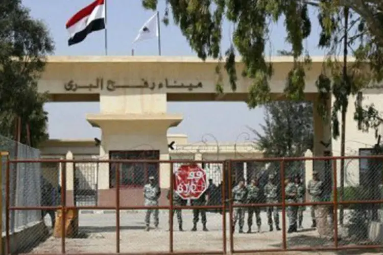 
	Policiais eg&iacute;pcios protegem port&otilde;es de Rafah em maio de 2007: os policiais sequestrados trabalham na passagem de fronteira de Rafah (Said Khatib/AFP)