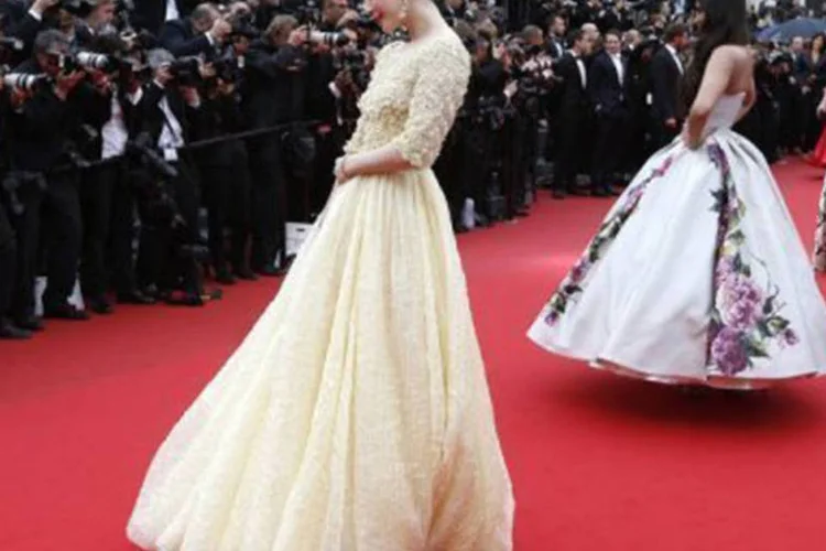 
	Estrelas do cinema posam para foto no tapete vermelho do Festival de Cannes: os ladr&otilde;es desmontaram o cofre com as joias destinadas a personalidades que iriam exibi-las no evento
 (Valery Hache/AFP)