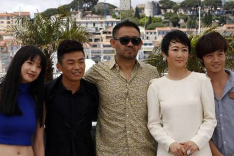 
	Equipe do filme posa em Cannes: &quot;muitas pessoas na China enfrentam crises pessoais pela grande desigualdade entre ricos e pobres&quot;, disse o diretor
 (Valery Hache/AFP)