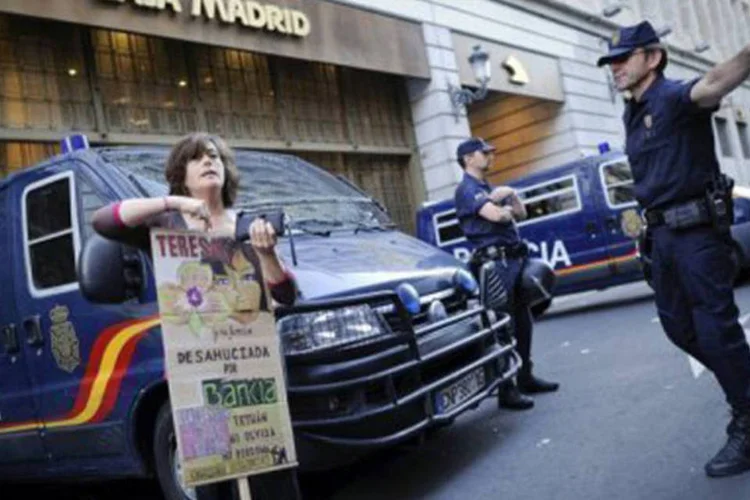 Protesto em frente ao Caja Madrid, um banco público extinto que virou símbolo do fiasco bancário espanhol
 (Pedro Armestre/AFP)