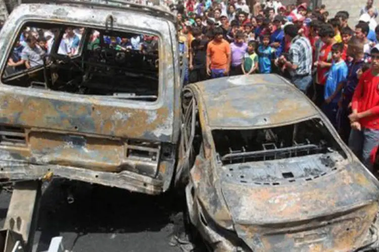 Veículos queimados na explosão de um carro-bomba em Bagdá (Ahmad al-Rubaye/AFP)