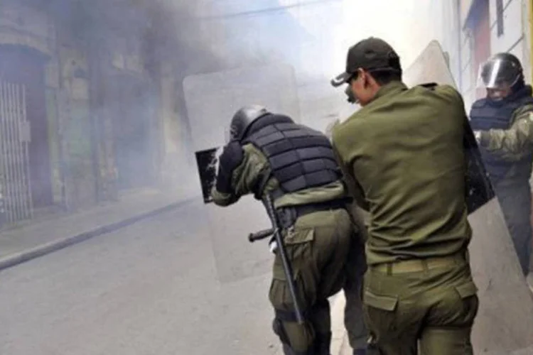 
	Policiais enfrentam manifestantes em La Paz: a capital foi palco nos &uacute;ltimos dias de grandes manifesta&ccedil;&otilde;es, gerando espor&aacute;dicos confrontos com a pol&iacute;cia antimotins
 (Aizar Raldes/AFP)