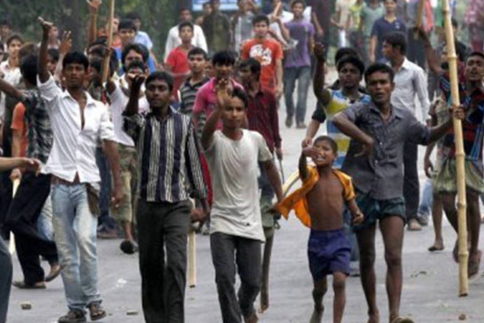 Confrontos entre policiais e operários em Bangladesh