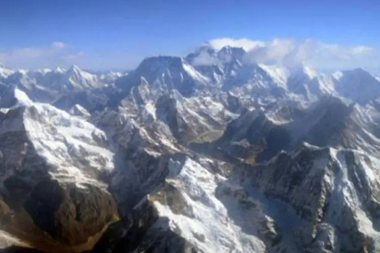
	Monte Everest: na sexta passada, v&aacute;rios guias Sherpa transportavam equipamento de escalada entre acampamentos quando peda&ccedil;o de gelo se rompeu e provocou avalanche
 (Prakash Mathema/AFP)