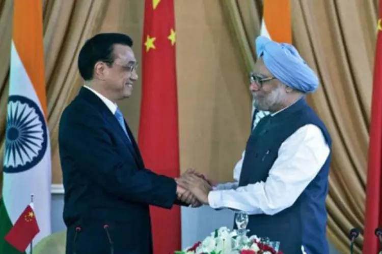 
	Li Keqiang e Manmohan Singh cumprimentam-se ap&oacute;s a assinatura de acordos: eles avaliaram que &nbsp;uma boa rela&ccedil;&atilde;o entre os gigantes asi&aacute;ticos &eacute; um fator-chave para a paz mundial
 (Prakash Singh/AFP)