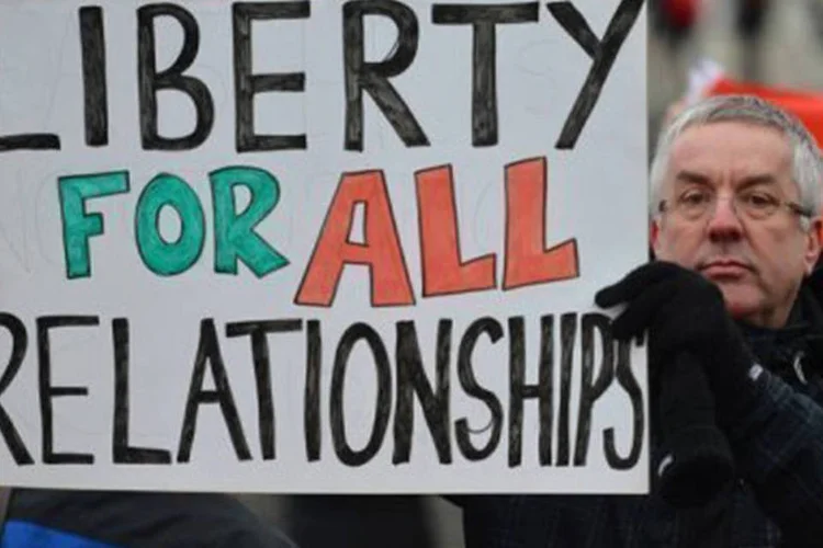 
	Manifesta&ccedil;&atilde;o por direitos iguais aos casais gays, na Pra&ccedil;a Trafalgar: casais homossexuais brit&acirc;nicos j&aacute; t&ecirc;m os mesmos direitos parentais que os casais heterossexuais
 (Ben Stansall/AFP)