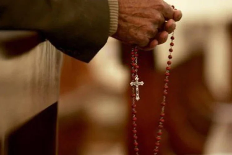 
	Cat&oacute;lico segura ter&ccedil;o: por ser dominante entre os idosos, enquanto os evang&eacute;licos ganham for&ccedil;a entre jovens, o catolicismo deve continuar a perder fi&eacute;is nos pr&oacute;ximos anos
 (AFP)