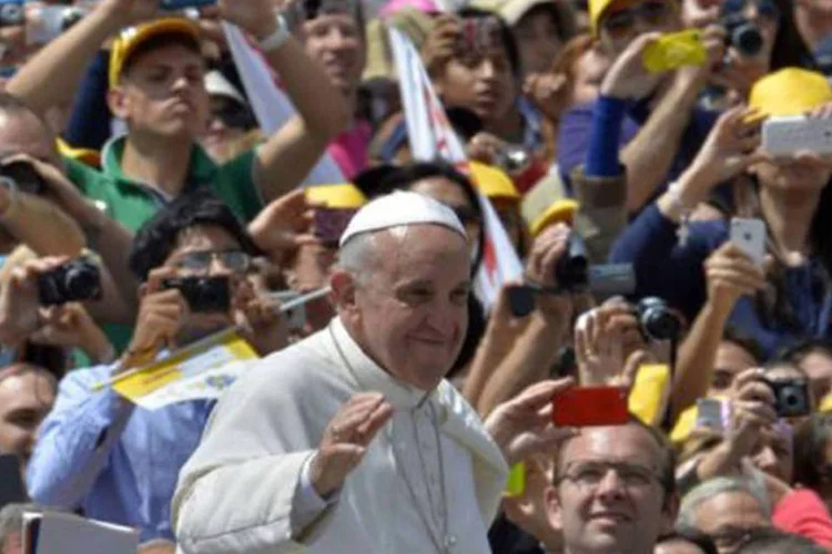 
	O Papa Francisco, na Pra&ccedil;a de S&atilde;o Pedro: as mensagens curtas de Francisco, de apenas 140 caracteres, respeitam o estilo simples e claro que utiliza nas homilia
 (Andreas Solaro/AFP)