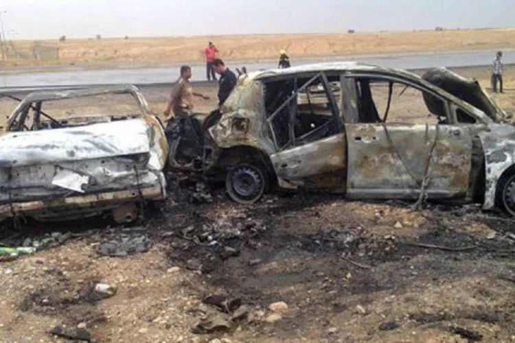 
	Iraquianos observam &aacute;rea de ataque em Samarra, ao norte de Bagd&aacute;, na segunda-feira: ataques v&ecirc;m &agrave; tona depois de s&eacute;rie de atentados e opera&ccedil;&otilde;es policiais contra grupos armados
 (Mahmoud al-Samarrai/AFP)