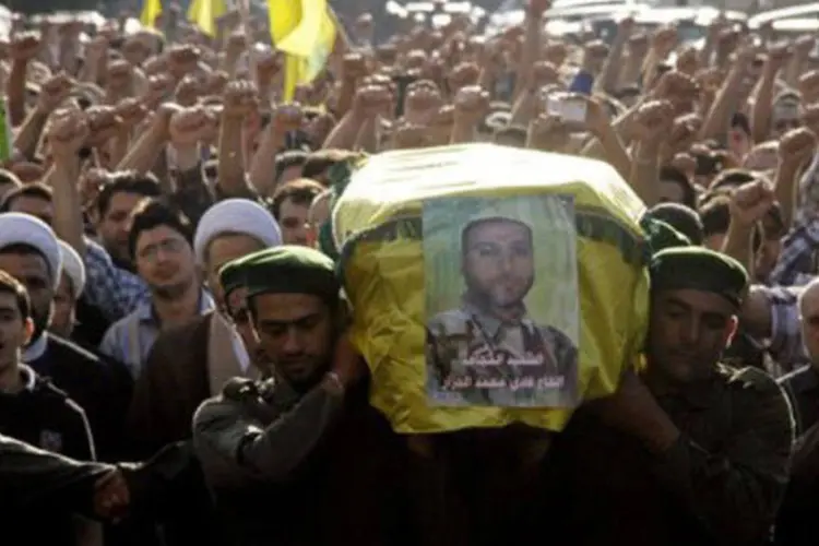 
	Partid&aacute;rios do Hezbollah liban&ecirc;s carregam caix&atilde;o de combatente morto em conflito na S&iacute;ria:&nbsp;Hezbollah destacou em nota que Laqis era&nbsp;&quot;um guerreiro santo&quot;
 (AFP)