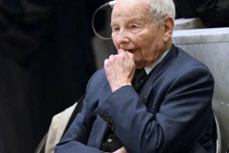 
	Jacques Servier, no tribunal de Nanterre: as partes civis acusam Servier de t&ecirc;-las enganado &quot;deliberadamente&quot; sobre a composi&ccedil;&atilde;o do Mediator
 (Lionel Bonaventure/AFP)
