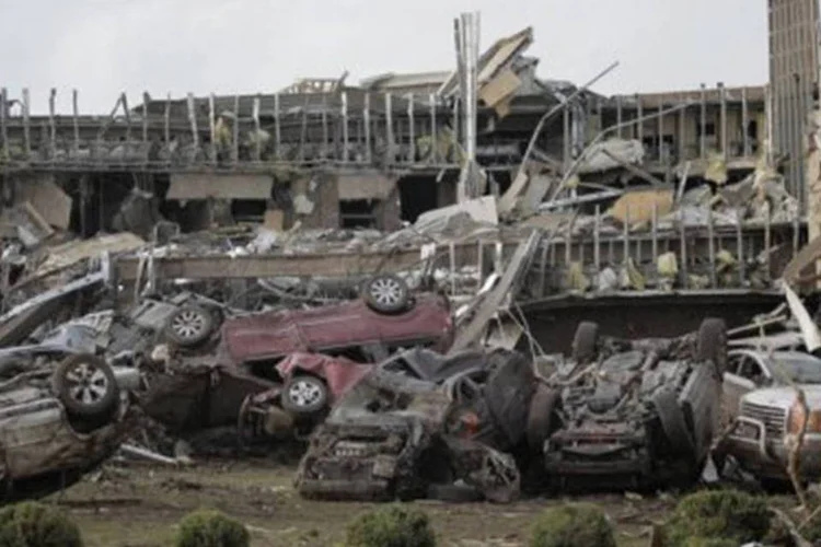 
	Destrui&ccedil;&atilde;o em frente ao Centro M&eacute;dico Moore: o&nbsp;tornado destruiu est&aacute;bulos e jogou uma caminhonete sobre o local (Brett Deering/AFP)