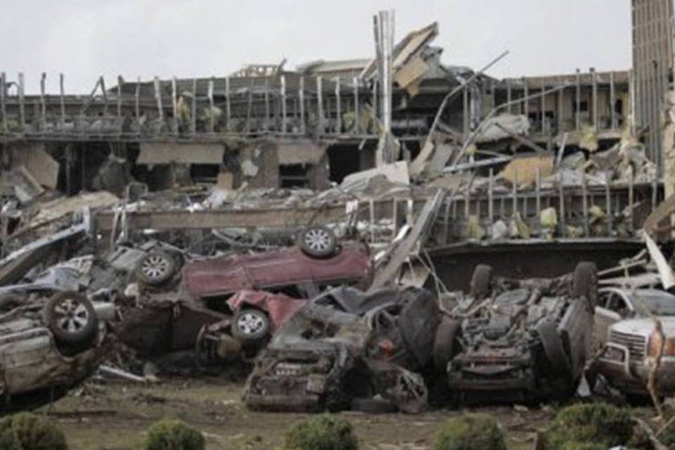 Vítimas de tornado relatam luta pela sobrevivência