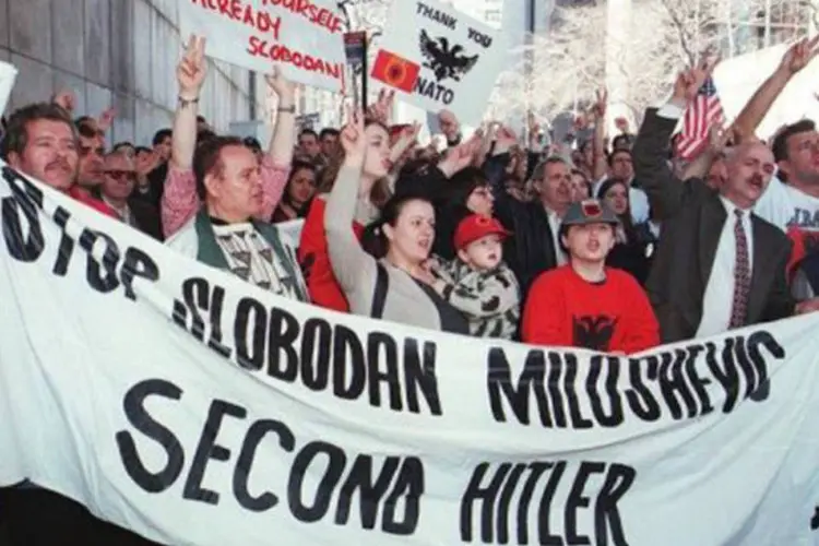 
	Protesto contra a pol&iacute;tica de Milosevic, em frente &agrave; sede da ONU, em Nova York: quase 13 mil pessoas morreram no conflito em Kosovo
 (Henny Ray Abrams/AFP)