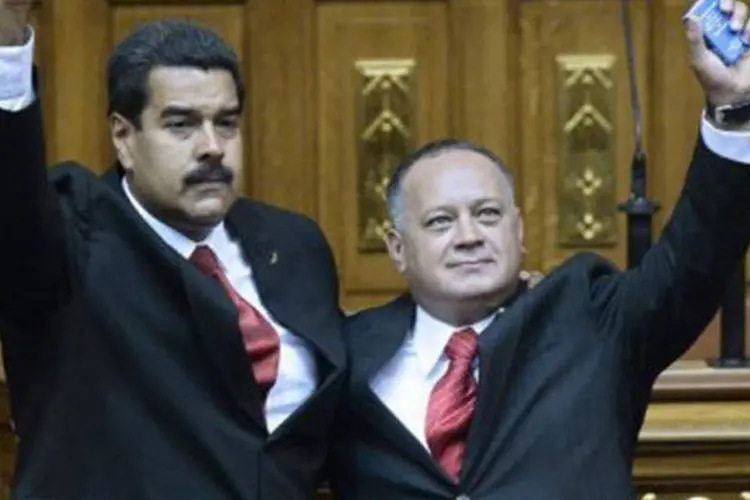
	O presidente venezuelano, Nicol&aacute;s Maduro (E),e o presidente da Assembleia Nacional, Diosdado Cabello: Cabello est&aacute; entre os investigados
 (Juan Barreto/AFP)