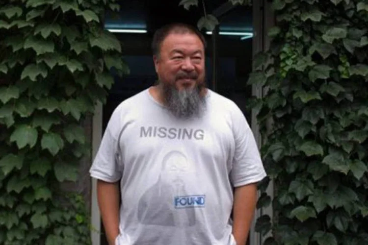 
	Ai Weiwei em julho de 2012: ele explicou que para o v&iacute;deo criou uma &quot;r&eacute;plica exata&quot; do local em que ficou preso
 (Ed Jones/AFP)