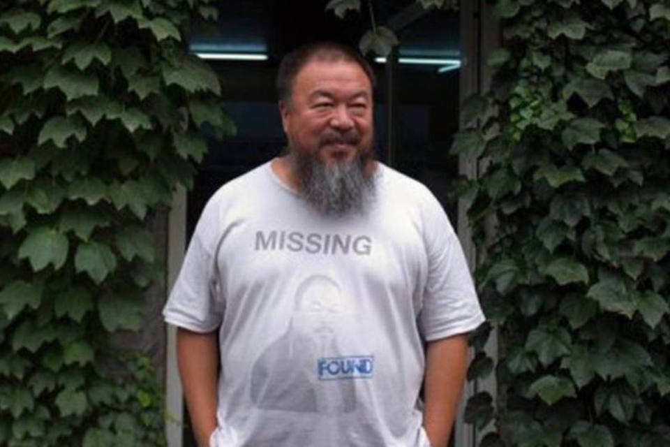 Dissidente chinês Ai Weiwei divulga vídeo sobre sua detenção
