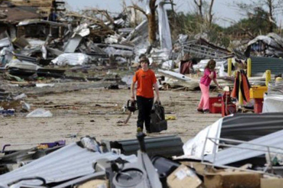 
	Em 20 de maio, um tornado em Moore, um sub&uacute;rbio de Oklahoma City, danificou ou destruiu cerca de 13.000 casas. Vinte e quatro pessoas morreram
 (Jewel Samad/AFP)