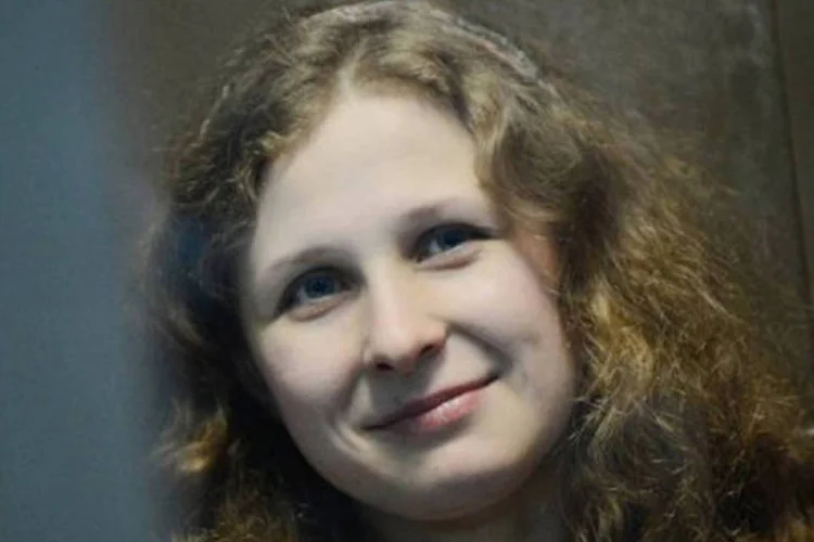 
	Maria Alyokhina: &quot;Pro&iacute;bo meus advogados que participem nos debates at&eacute; que me levem ao tribunal para assistir &agrave; audi&ecirc;ncia&quot;, disse
 (Natalia Kolesnikova/AFP)