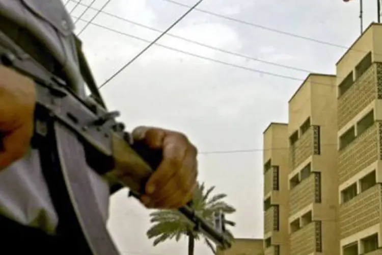 
	Policial em Bagd&aacute;: Iraque vive escalada da viol&ecirc;ncia sect&aacute;ria e dos atentados terroristas, que t&ecirc;m como principais alvos as for&ccedil;as de seguran&ccedil;a e a comunidade xiita
 (Marwan Nnaamani/AFP)