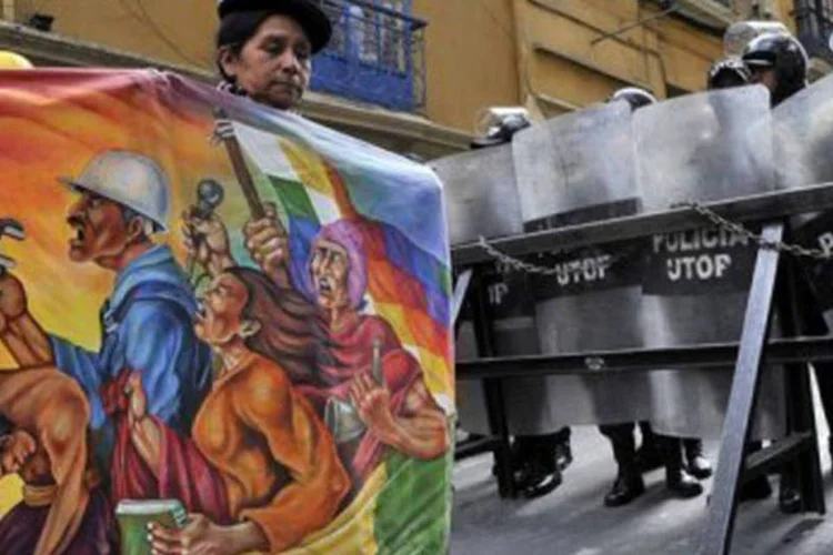 
	Manifestante diante da pol&iacute;cia em La Paz, durante a greve: algumas solicita&ccedil;&otilde;es, como uma aposentadoria com o valor integral do sal&aacute;rio, n&atilde;o foram atendidas
 (Aizar Raldés/AFP)